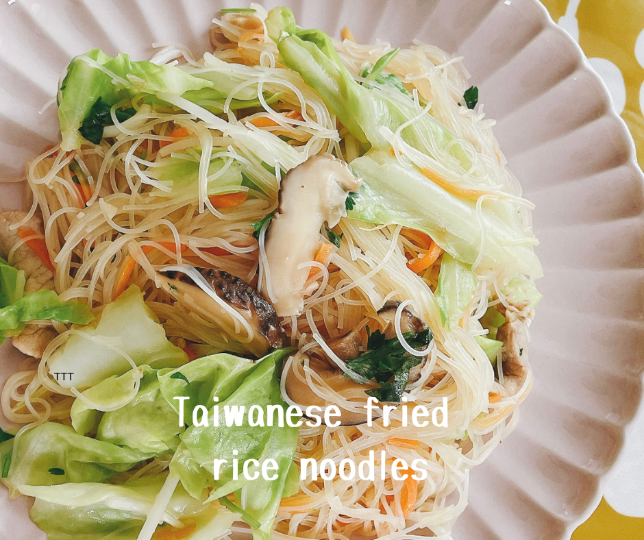 家常大鍋菜食譜【肉絲炒米粉】先悶再炒，好吃Q彈讓你一口接一口停不下來