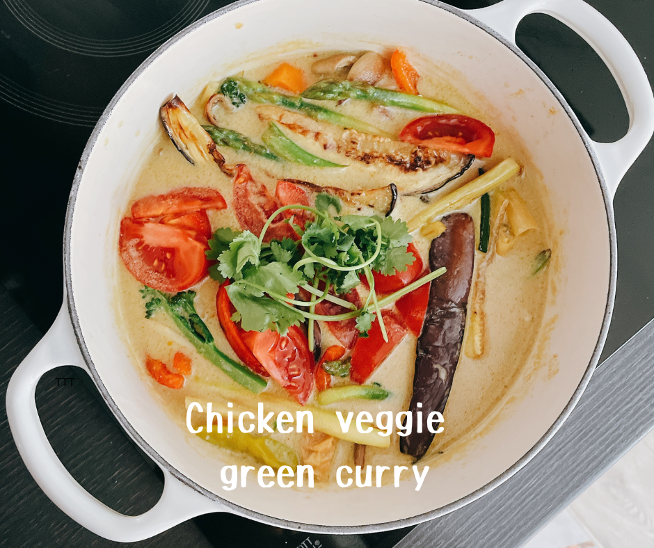 不知不覺吃光一籃子菜！【雞肉野菜泰式綠咖哩】椰奶先炒濃稠，蔬菜炙燒最後加、口感更上一層樓